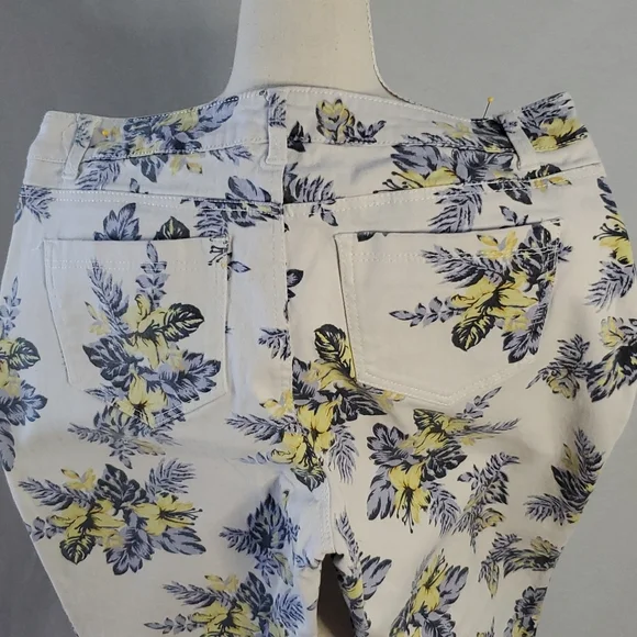 ROZ & ALI Jeans, Straight leg, Floral- Blue/ Yellow on White, Size 12 - Picture 6 of 6